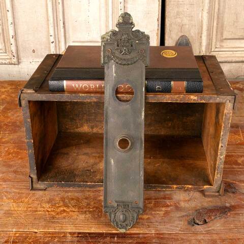 #37425 Antique Dartmoor Entry Doorknob Backplate image 4