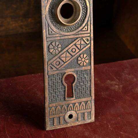 #47113 Antique FC Linde & Co. Doorknob Backplate image 4