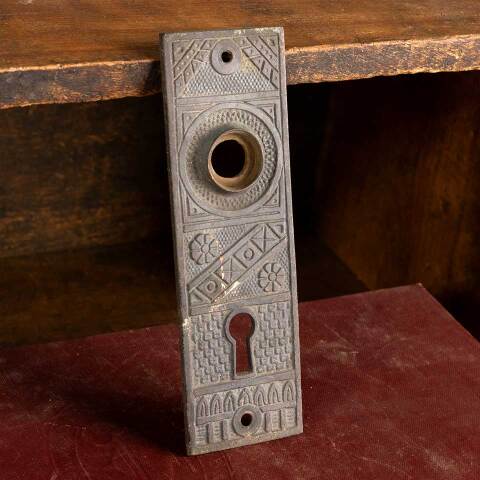 #47113 Antique FC Linde & Co. Doorknob Backplate image 5