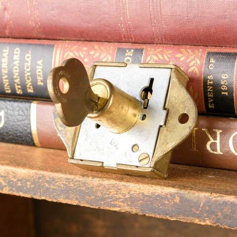 #50149 Vintage Yale Furniture Lock & Key image 2