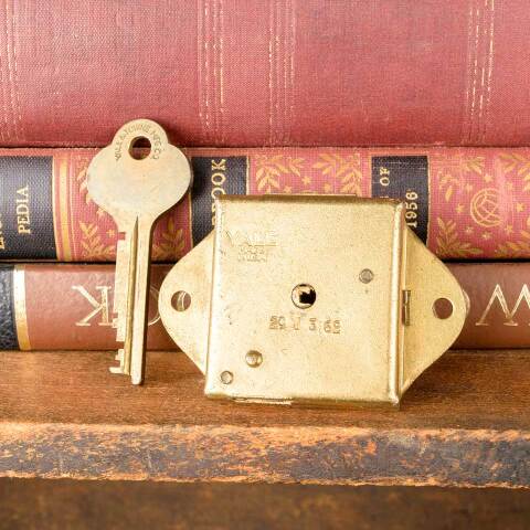 #50149 Vintage Yale Furniture Lock & Key image 4