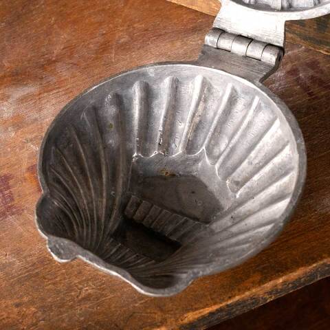 #54078 Vintage Cast Pewter Seashell Chocolate Mold image 5