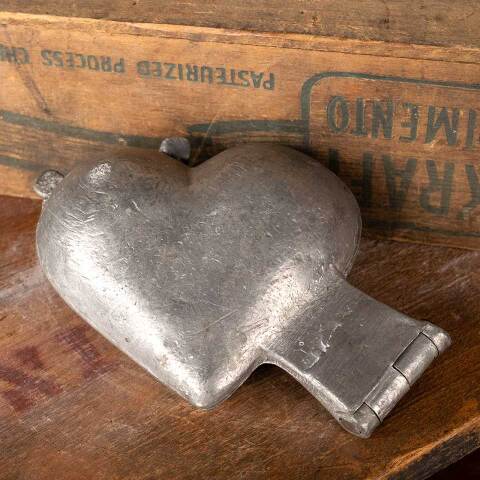 #54079 Vintage Cast Pewter Heart Chocolate Mold image 6