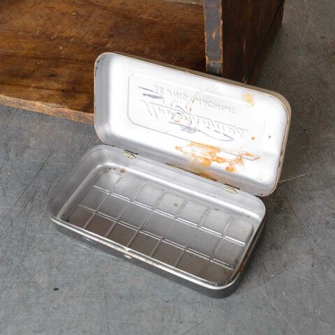 #55486 Vintage Tin Sewing Accessories Container image 3