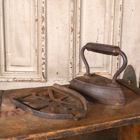 #55495 Antique Cast Iron Sad Flat Iron & Trivet Stand image 2
